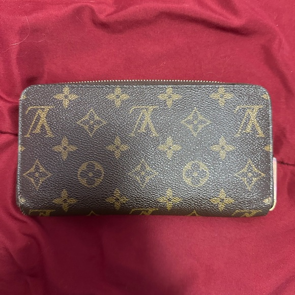 LOUIS VUITTON - Picture 2 of 3